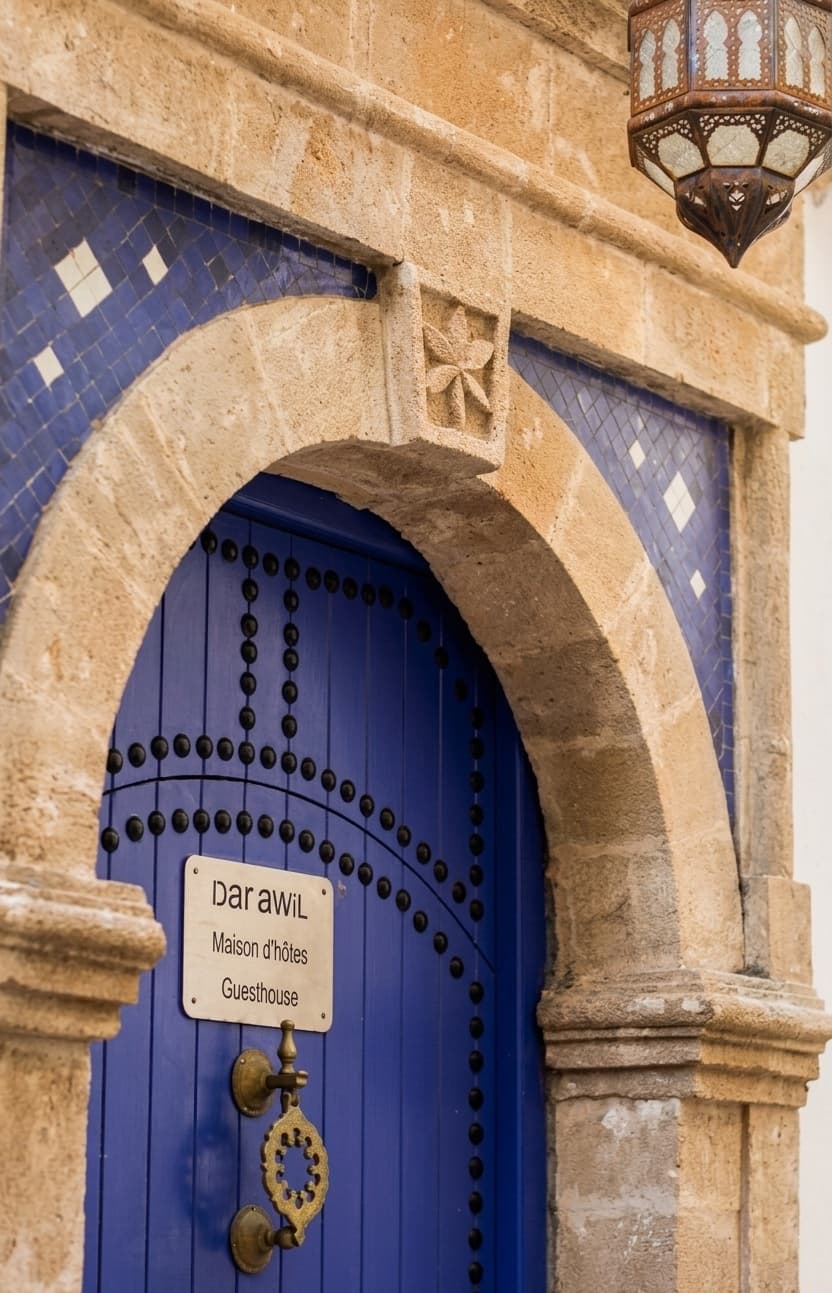 Dar Awil — riad de charme à Essaouira, porte traditionnelle de la médina